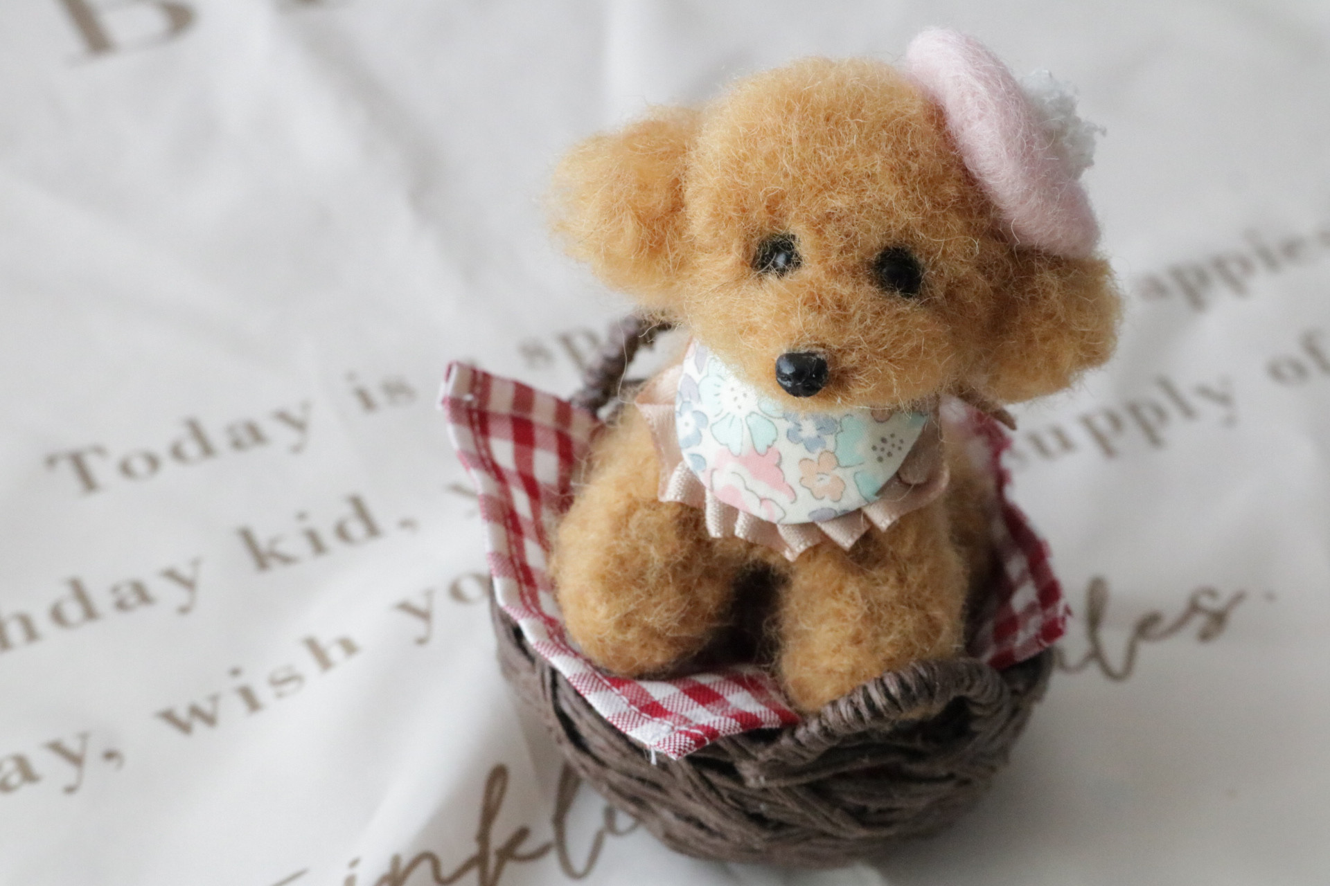 羊毛フェルト　犬　カゴ　トイプードル　トイプー　マルプー　茶　リアル　リバティ　うちの子　贈り物　誕生日　プレゼント