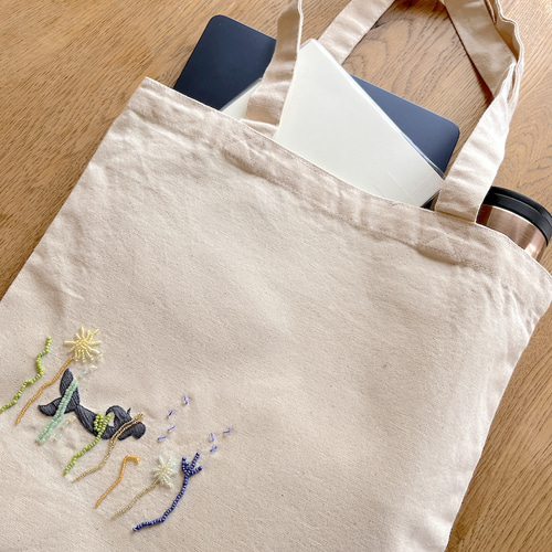 ハンドメイド 刺繍 ハ― ブガ― デンのト― トバック とんすけとミスバニー 🐰🐰 大好きな色をたくさん🌻🎨 鼻を