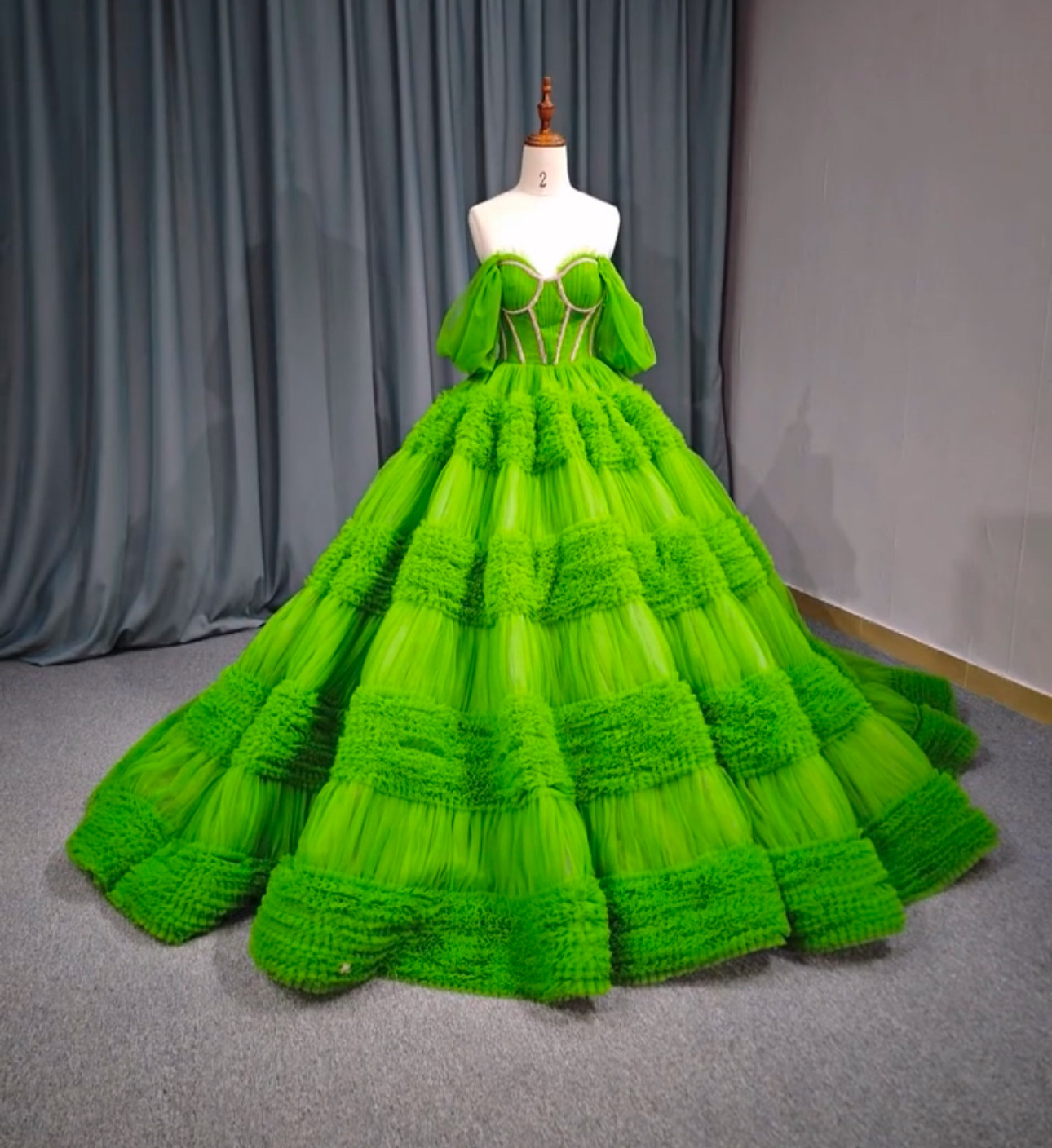 激売れ　お色直し　取り外し可能袖　ギャザースカート　短いトレーン　チュール　グリーン緑　編み上げ　サイズオーダー可能衣装
