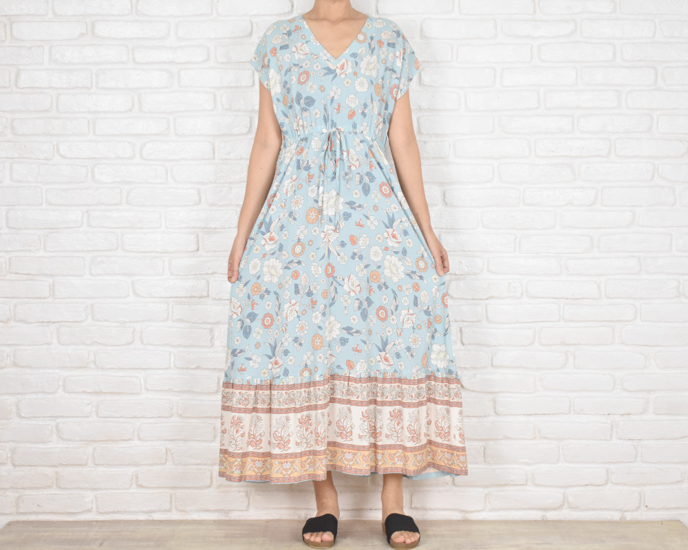 【大きいサイズ】新作！爽やかな花柄Vネックフリルワンピース　ライトブルー