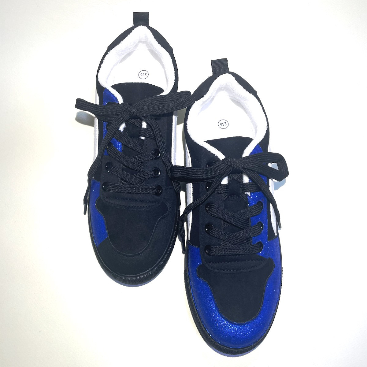 お洒落なアシンメトリーバイカラースニーカー (ブラック × ブルーラメ) 22.5cm〜25.0cm