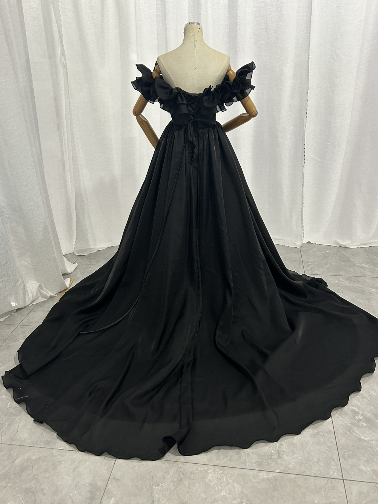 パーティードレス ブラック オフショルダー 胸元フリル クラシカル 二次会