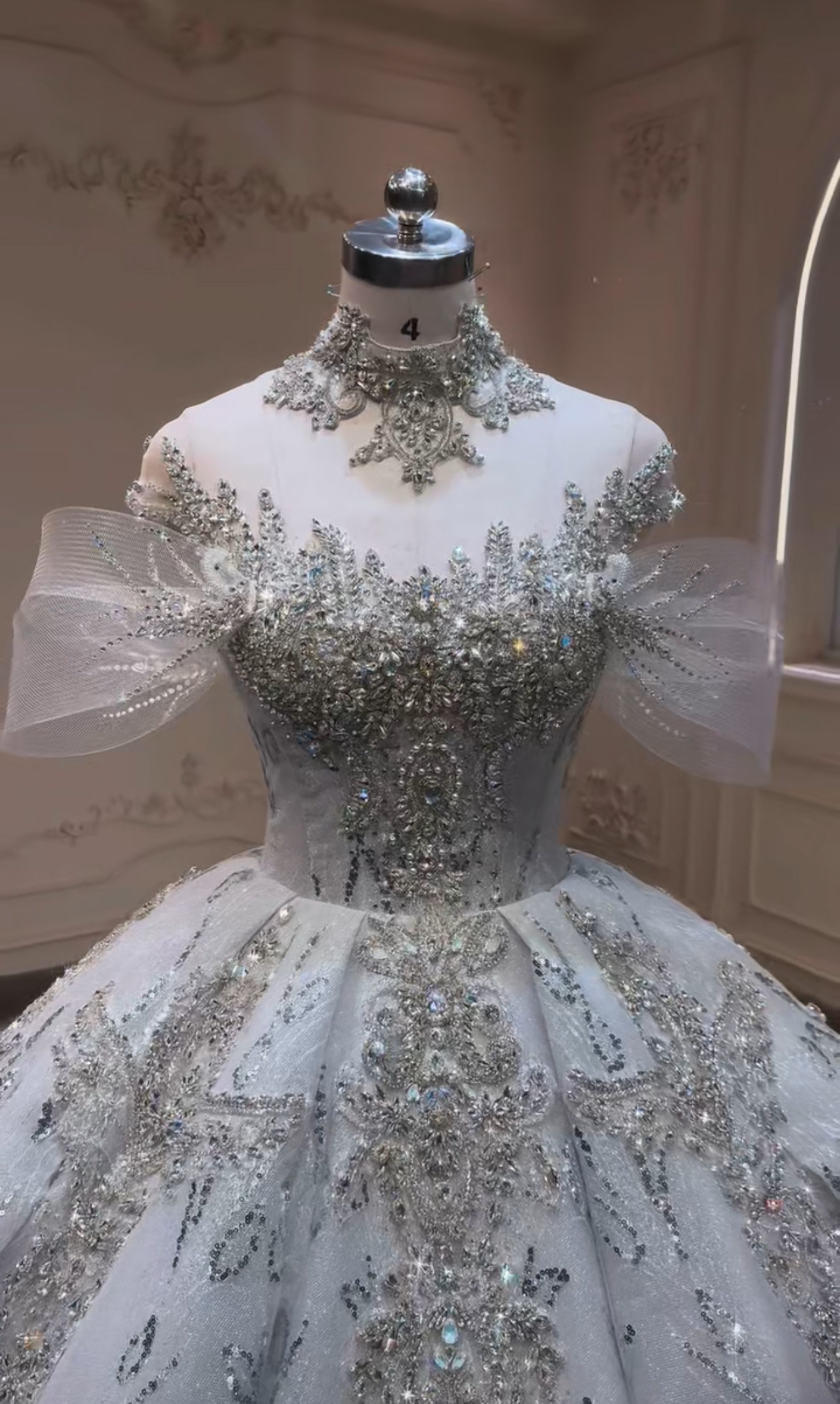 上品　オフショルダー　二の腕カバー　ホワイト　キラキラドレス　ウェディングドレス　プリンセスライン　トレーン　ストーン 76,890円