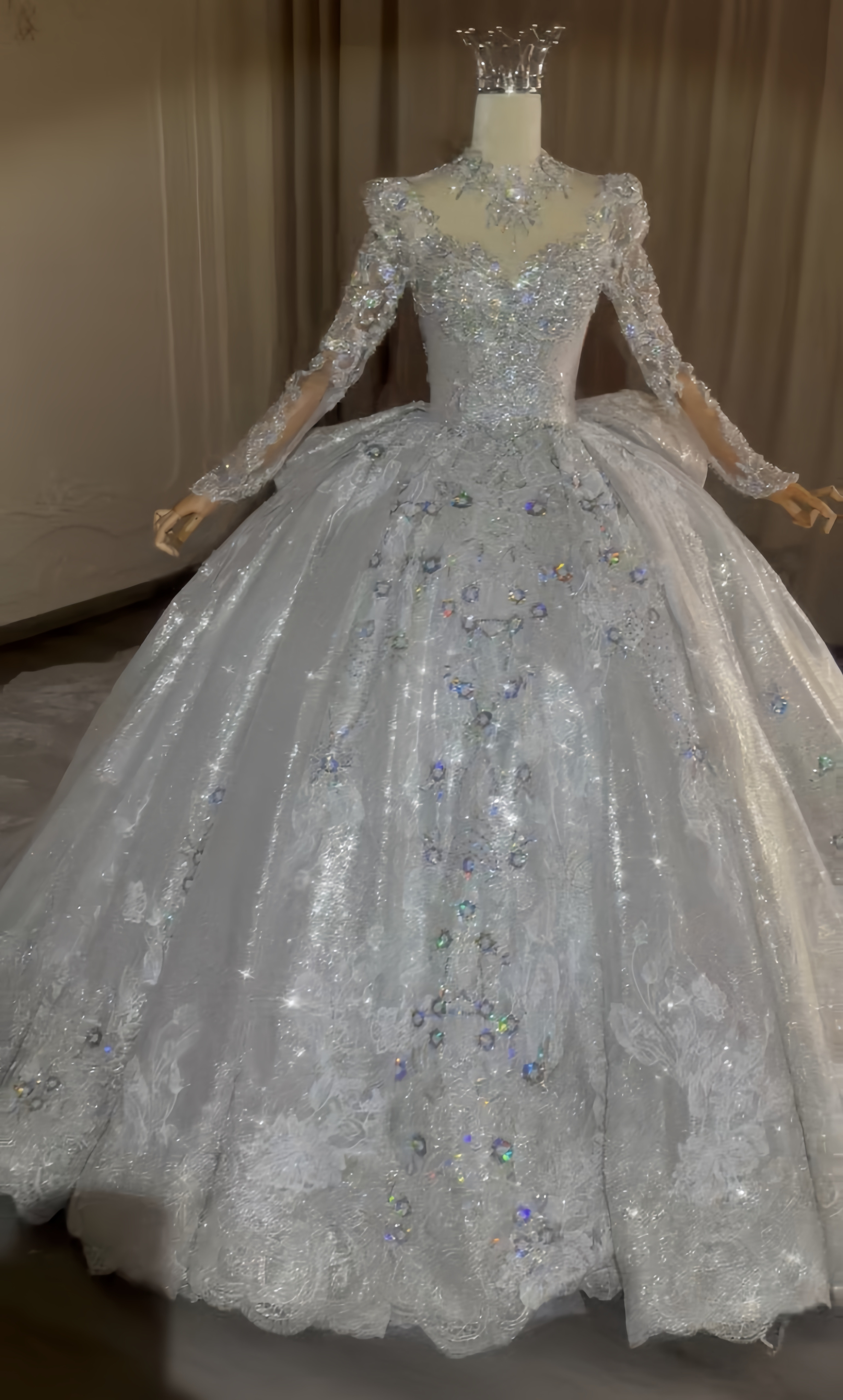 群抜のおしゃれ見え！Ｖネック　シルバー　グリッター　フレアースカート　高級感溢れる　品質保証結婚式花嫁披露宴お呼ばれ前撮