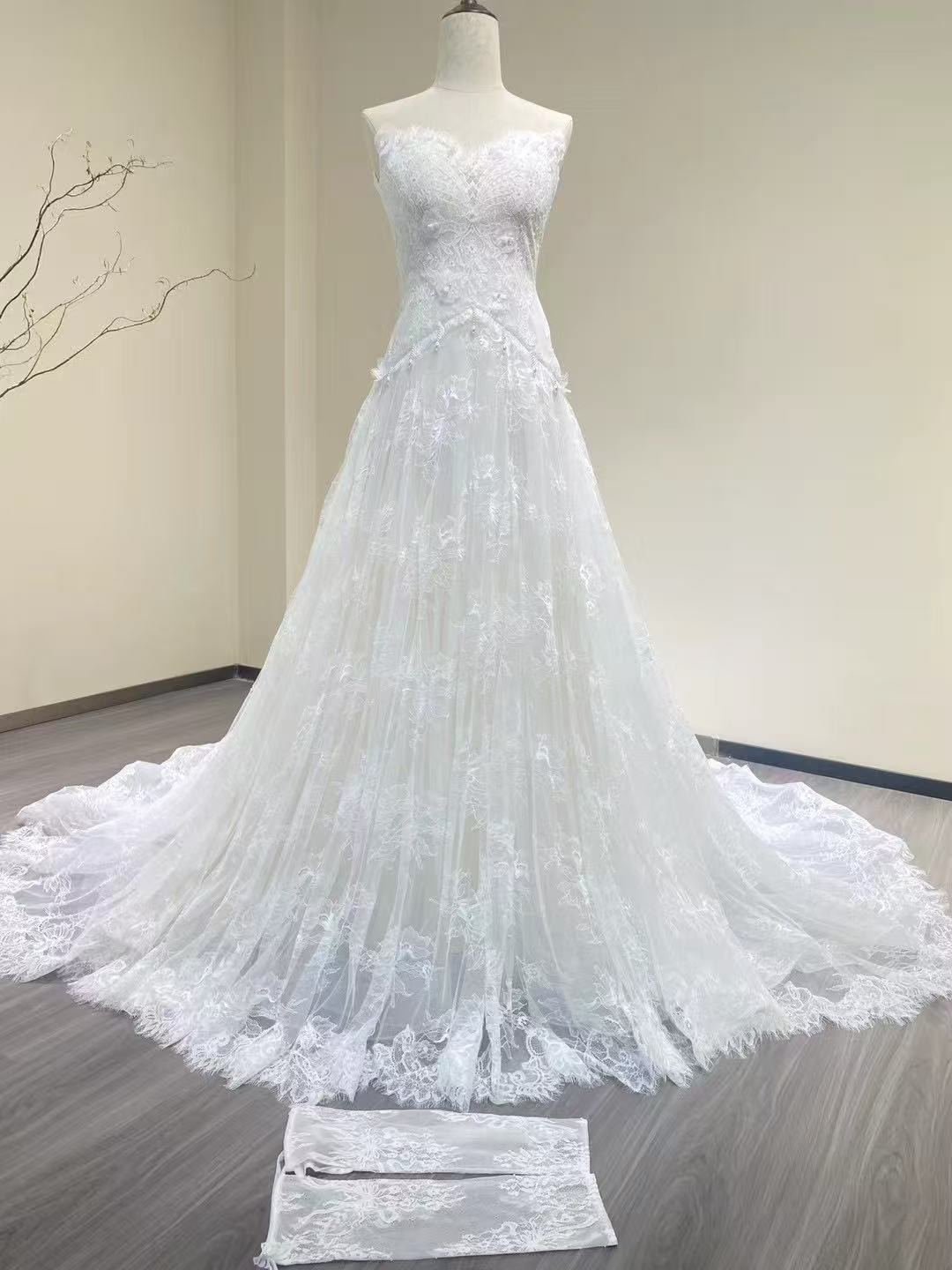 送料無料！ウェディングドレス 贅沢な総レース 流れる透け花レース  披露宴/結婚式 ふわふわ オフホワイト