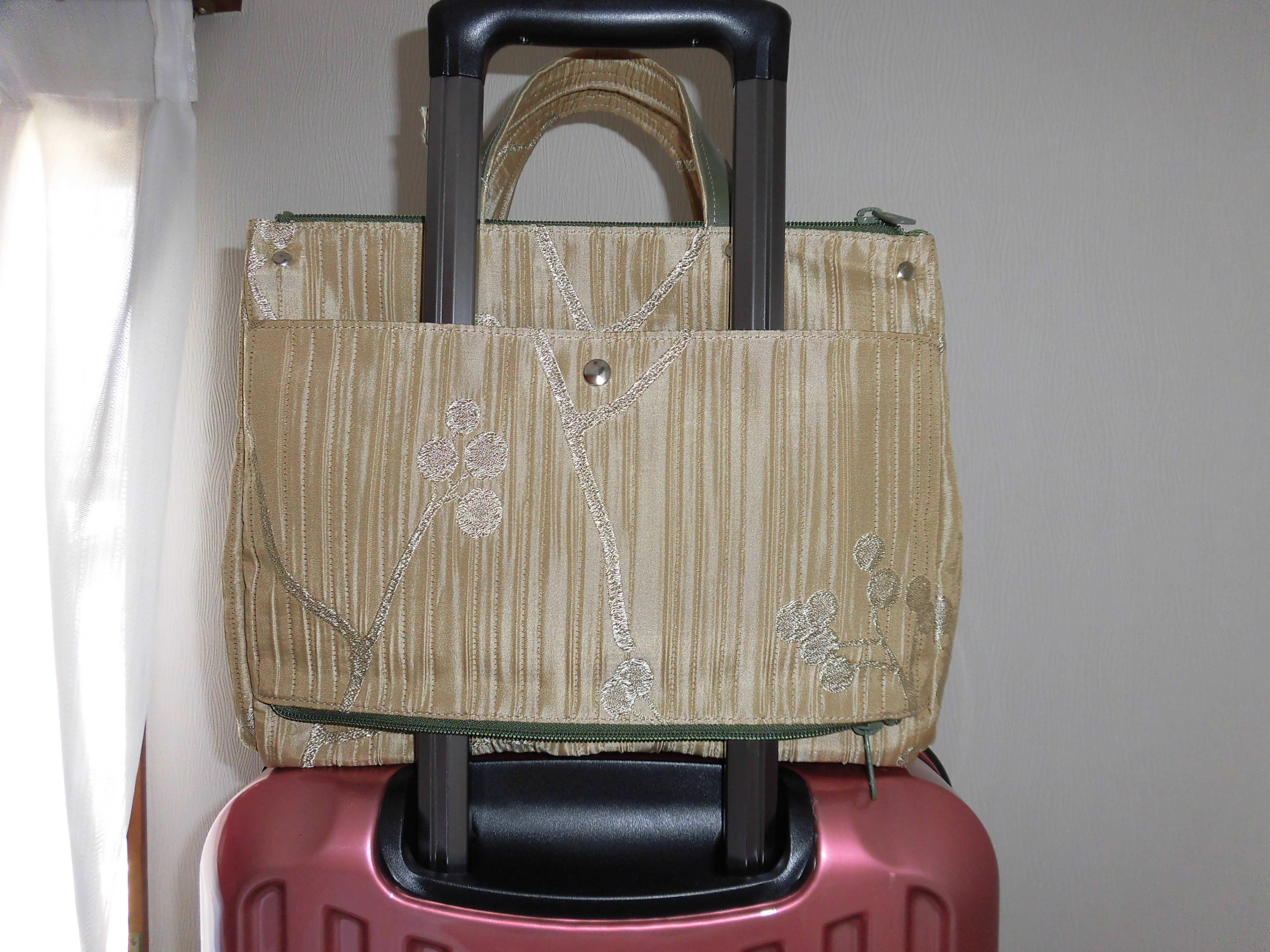 キャリーバッグに掛けて使える・便利なバッグ・旅行・普段使いにも重宝・キャリーオン