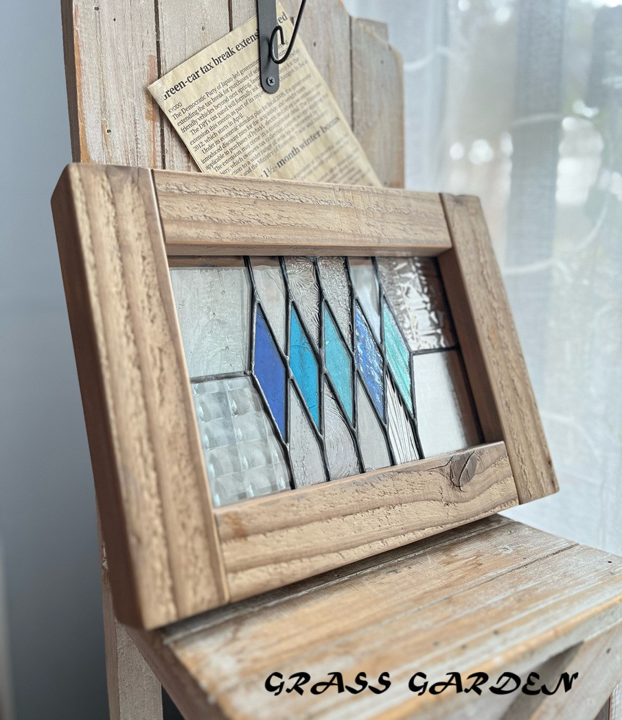 古材フレームのステンドグラスパネル　ブルーダイヤ柄