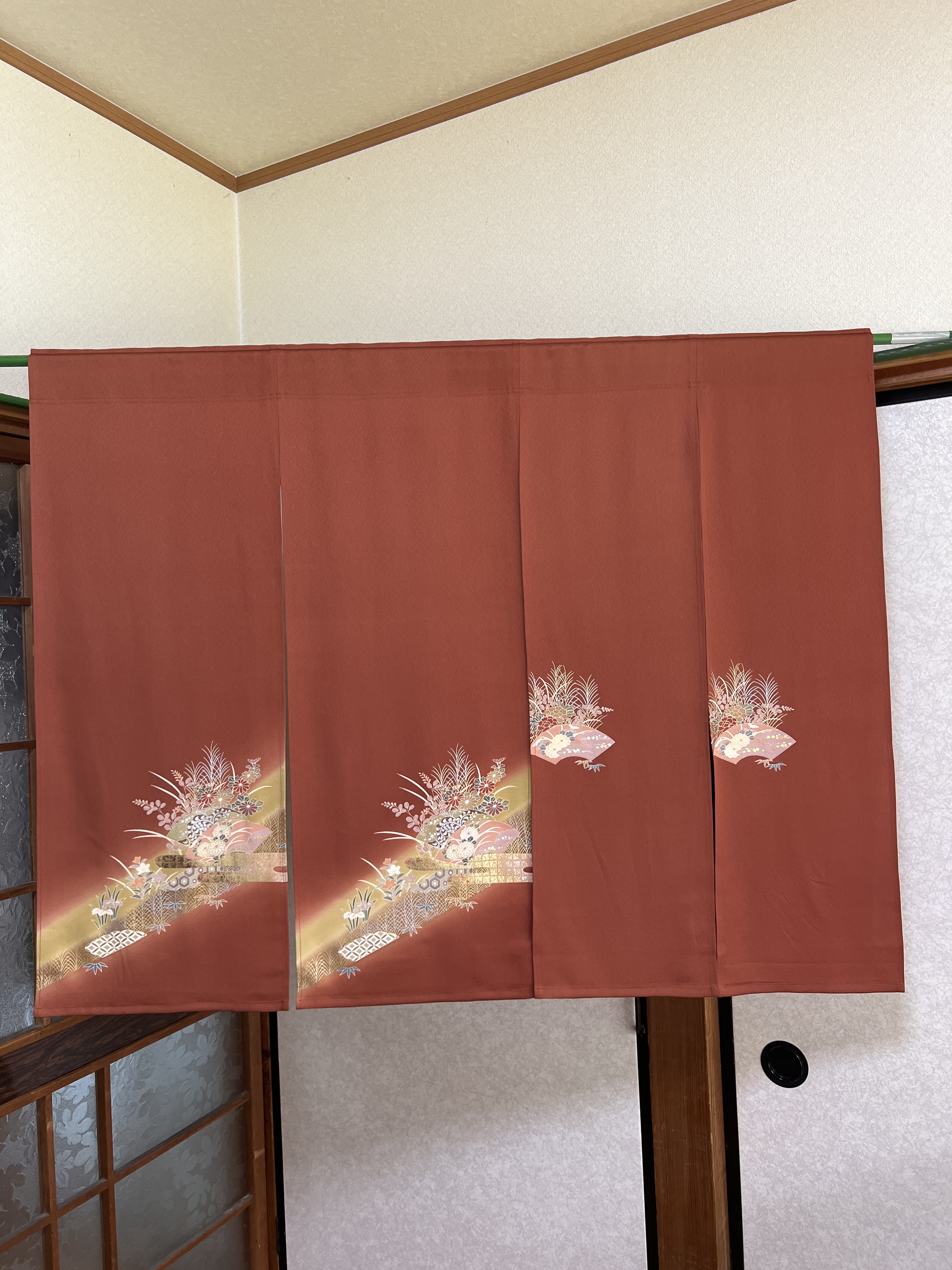 茶色、着物リメイク暖簾ーのれん、花柄、オシャレを、横〜112–丈