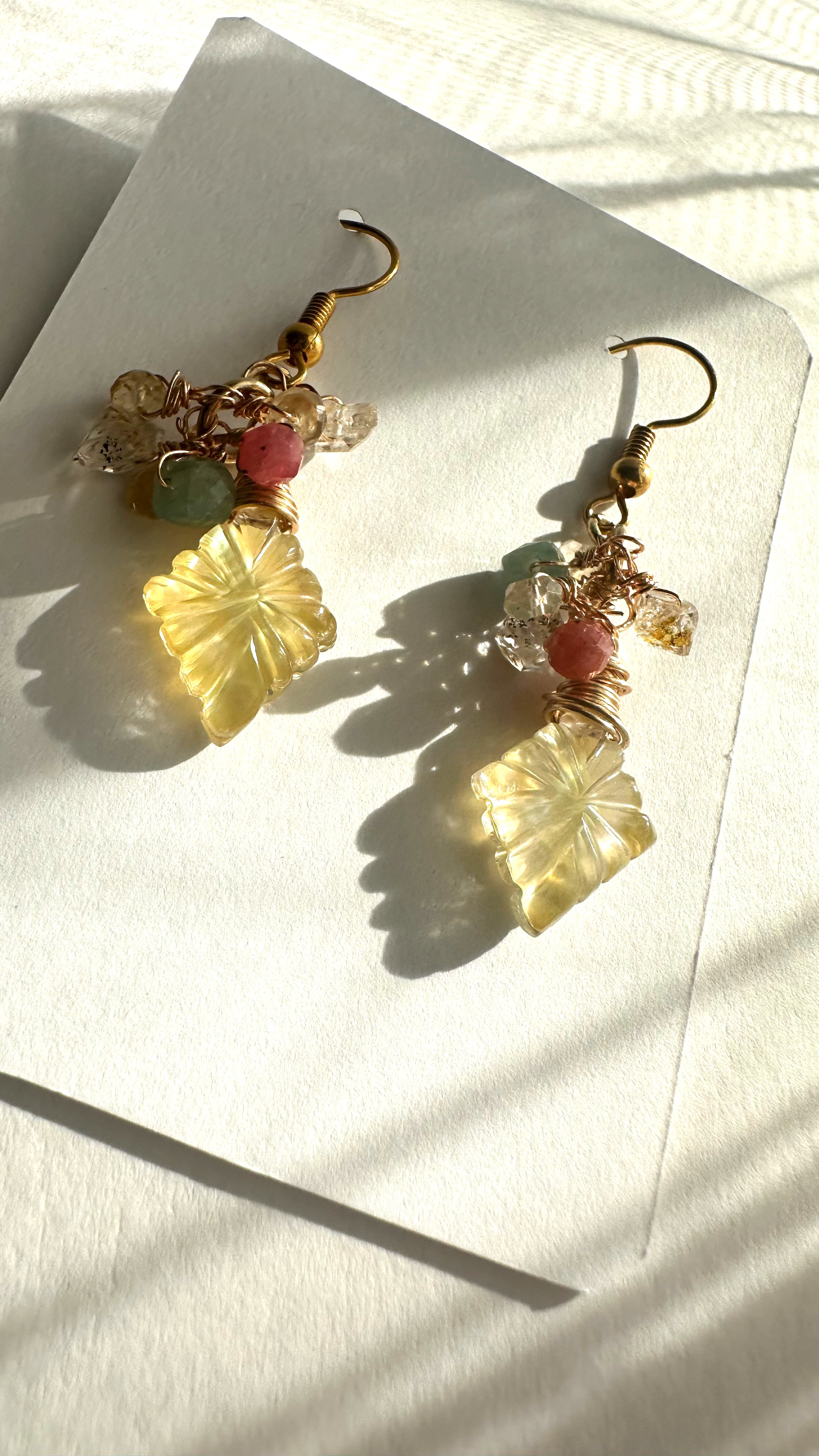 ピアス／イヤリング　イエローシェルとクリスタルのローゼンジカービングトリプレットピアス　g カイヤナイト、オイルイン