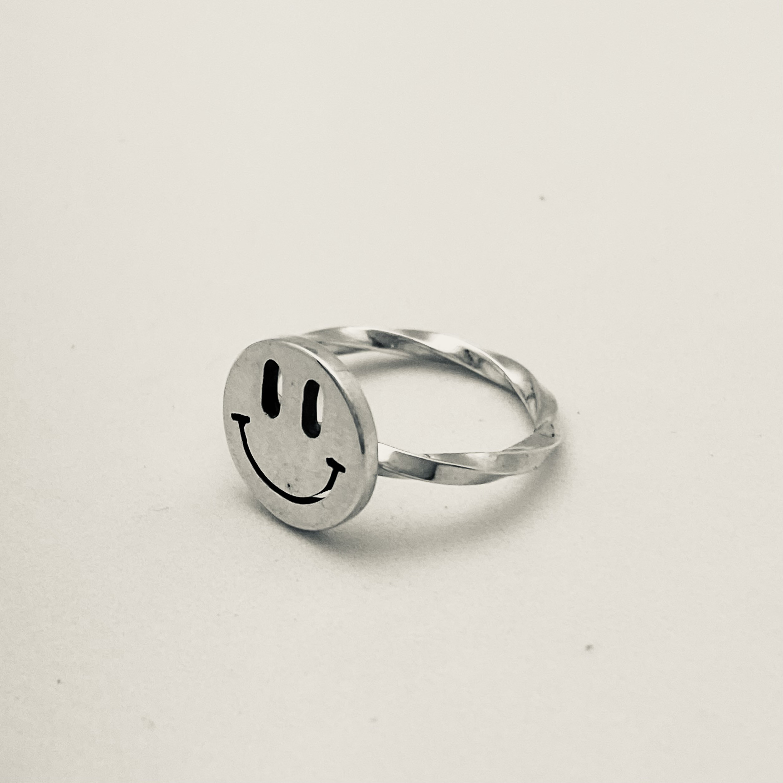 Smiley twist ring
