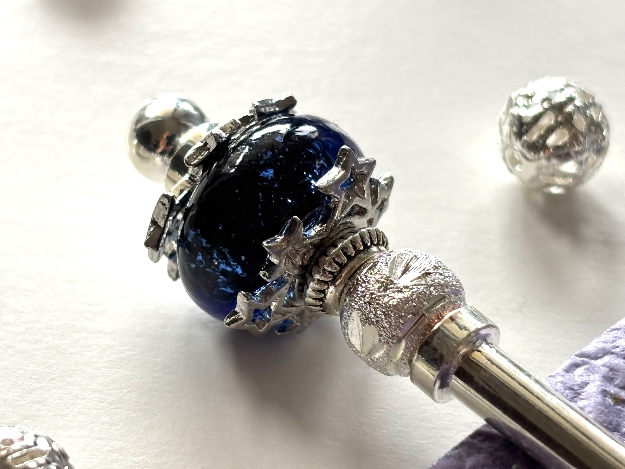 かんざし　紺色の星フレームのとんぼ玉B　一本挿し　一本簪　涼しげ　夏　星空　夜空　宇宙　ガラス　トンボ玉