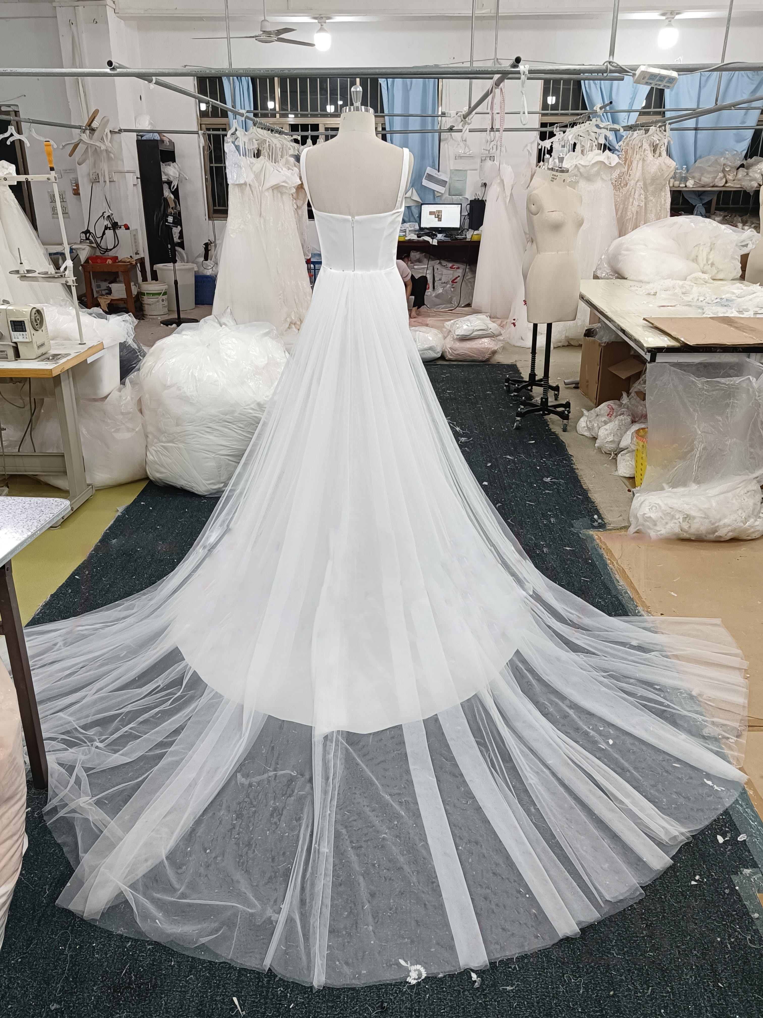 新着商品　取り外し可能オーバースカート　オフホワイト　高級サテン　ふんわりチュール　衣装ステージカラー変更可能コンテスト