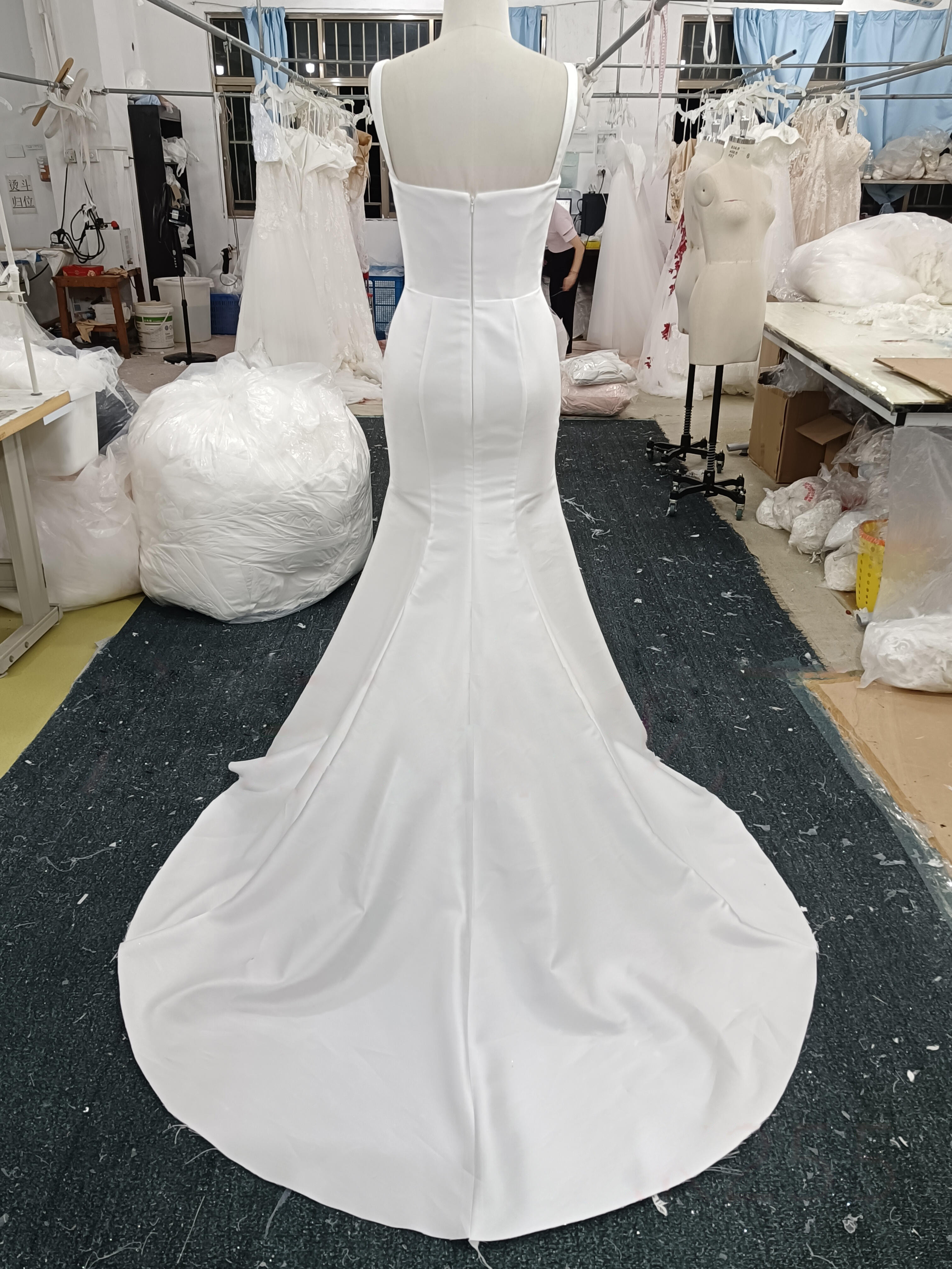 新着商品　取り外し可能オーバースカート　オフホワイト　高級サテン　ふんわりチュール　衣装ステージカラー変更可能コンテスト