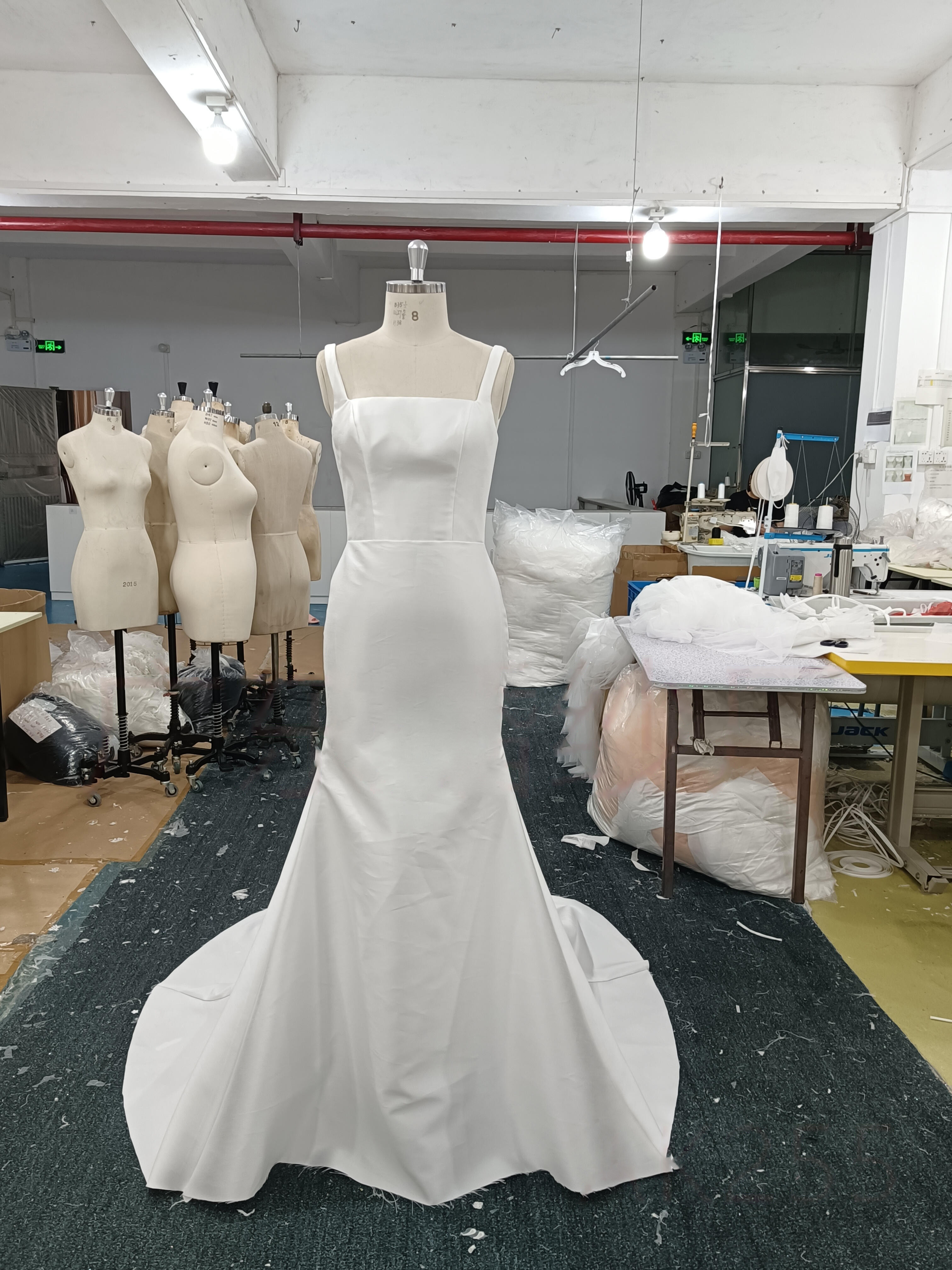 新着商品　取り外し可能オーバースカート　オフホワイト　高級サテン　ふんわりチュール　衣装ステージカラー変更可能コンテスト