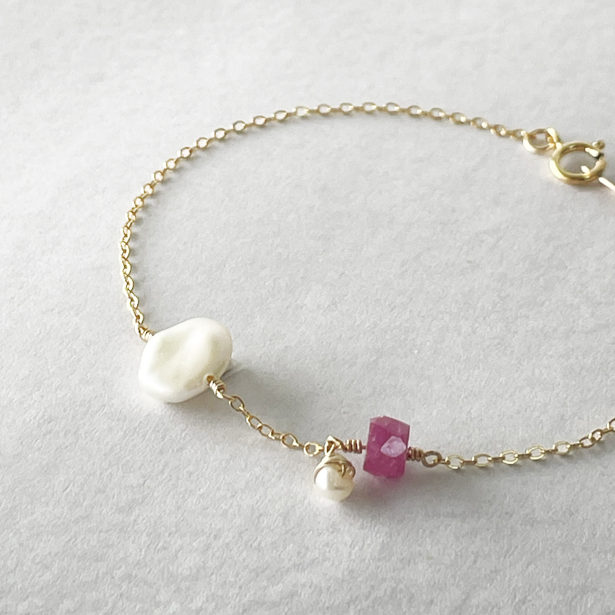 淡水パールとルビーのアシンメトリーブレスレット｜14kgf 夏の誕生石2025［ Planet-05 ］