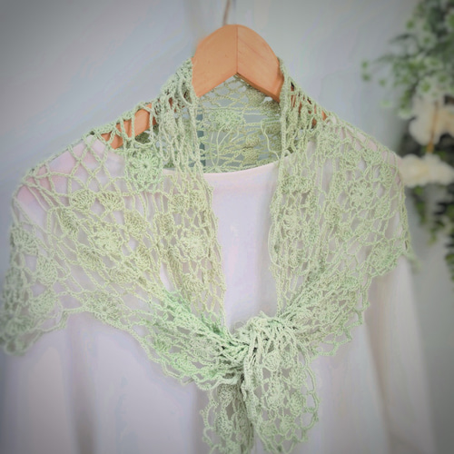 花咲くモチーフ編み 台形三角ストール〈ギフトにも〉EMIM Bloom 竹 緑