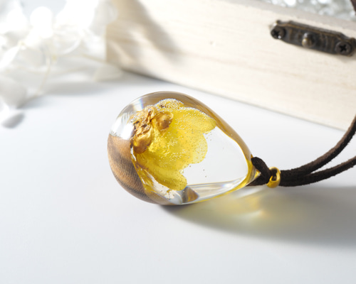 ロウバイのウッドレジンネックレス 一点物 自家製ドライフラワー