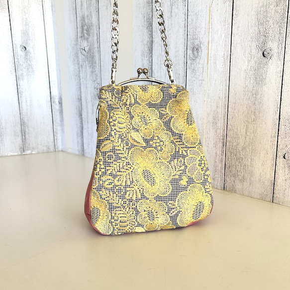 creema限定　素敵な刺繍、携帯ポーチ,スマイルフラワー 1枚目の画像