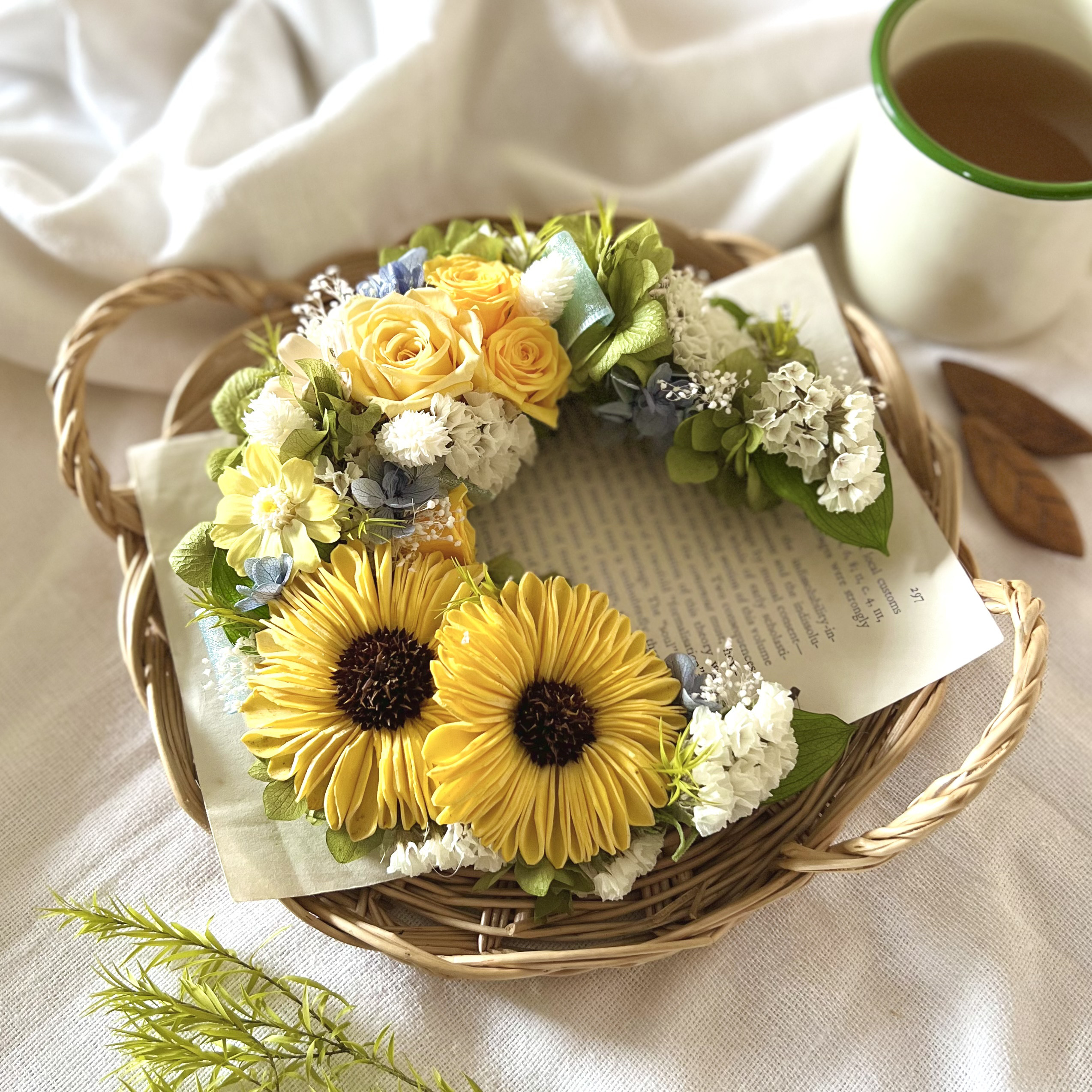 【夏の月】ひまわりの三日月リース　summer / 花と生活ivory