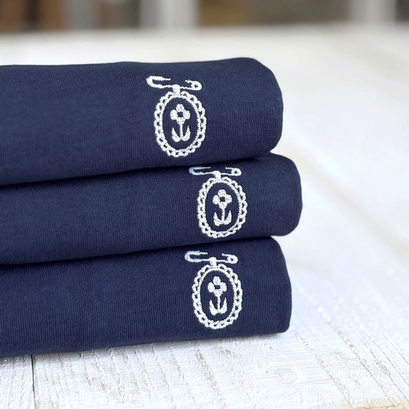 フラワーブローチ Tシャツ（ネイビー）【在庫限り】 2枚目の画像