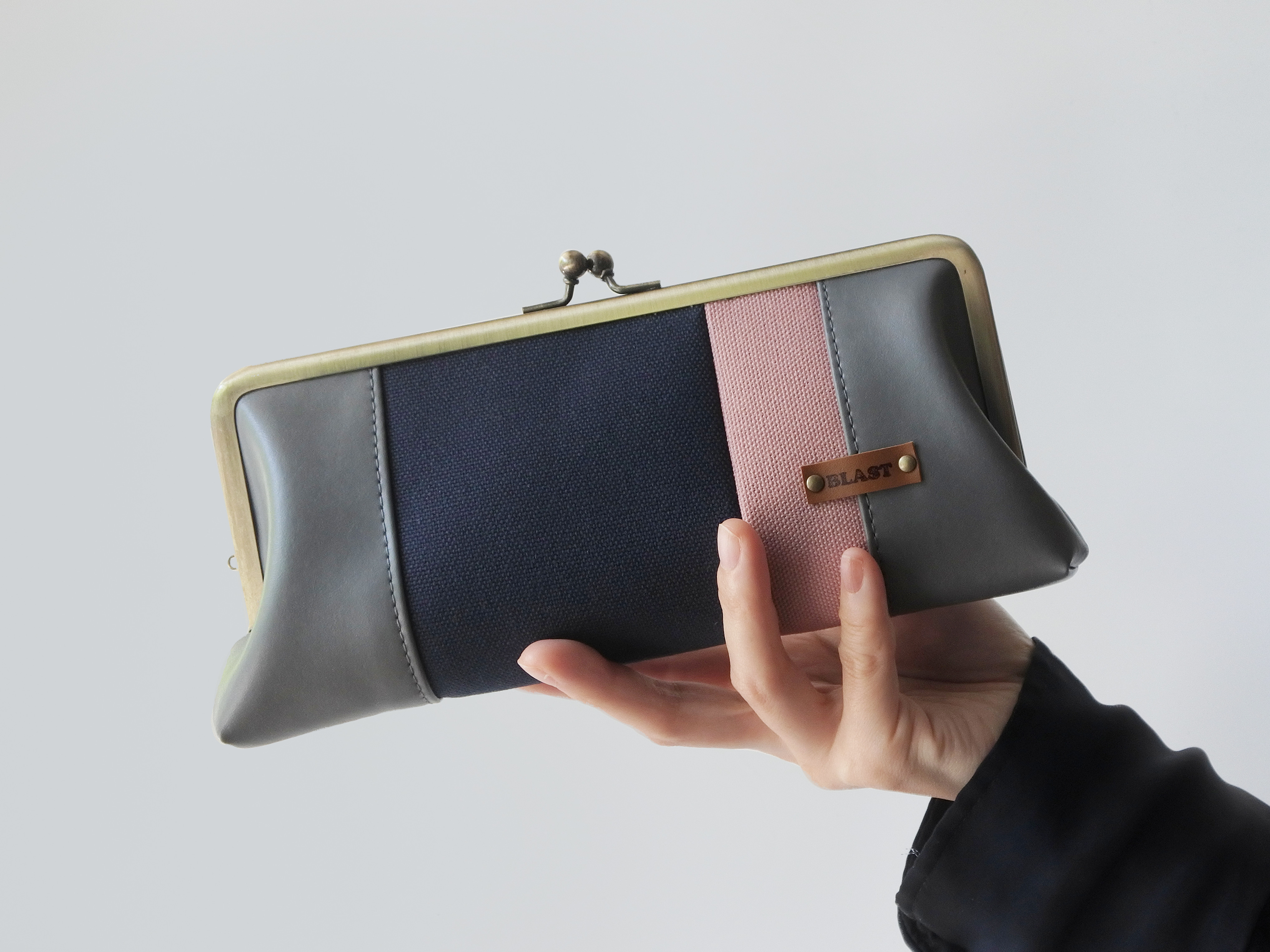 3月上旬～中旬のお届け・合皮と帆布のがま口長財布【グレー×ネイビー×ピンク】【受注製作】