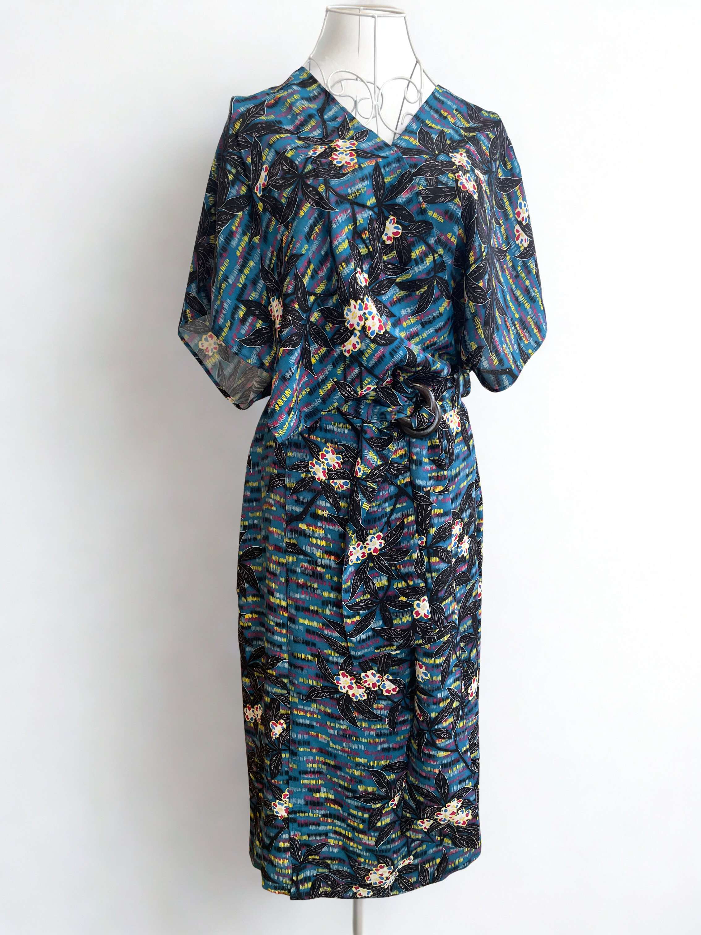 ヴィンテージ着物〈花柄〉のカシュクールワンピース（リメイク）