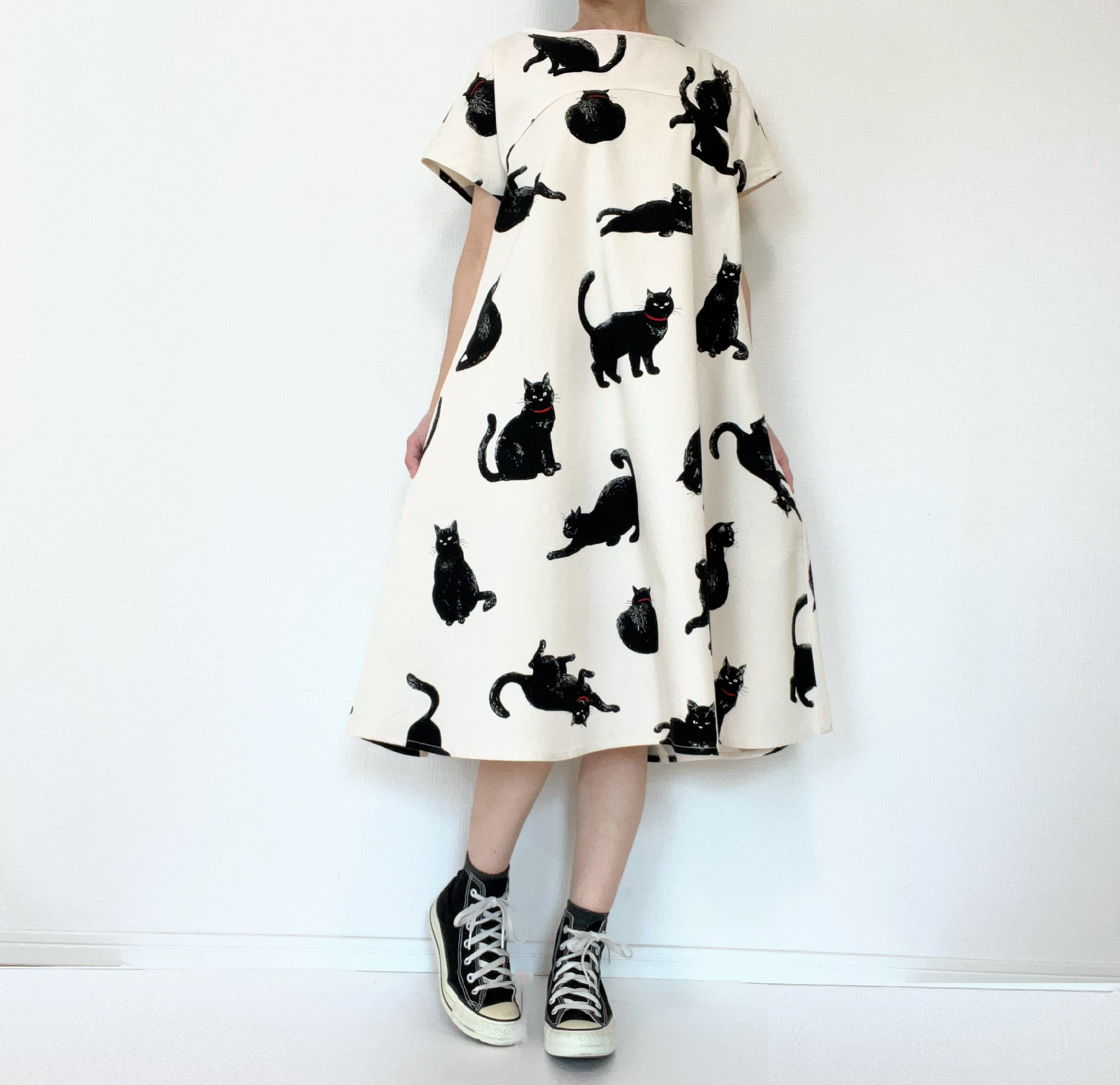 こなまいきな黒猫のフレアワンピース＊国産コットン　綿100％＊ポケット付き＊半袖＊生成り
