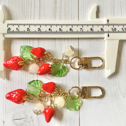 いちごパフェ様✨専用ハンドメイドタッセルチャーム約12×5cm I いちごパフェ☆様✨専用ハンドメイドふわふわ小さいタッセル