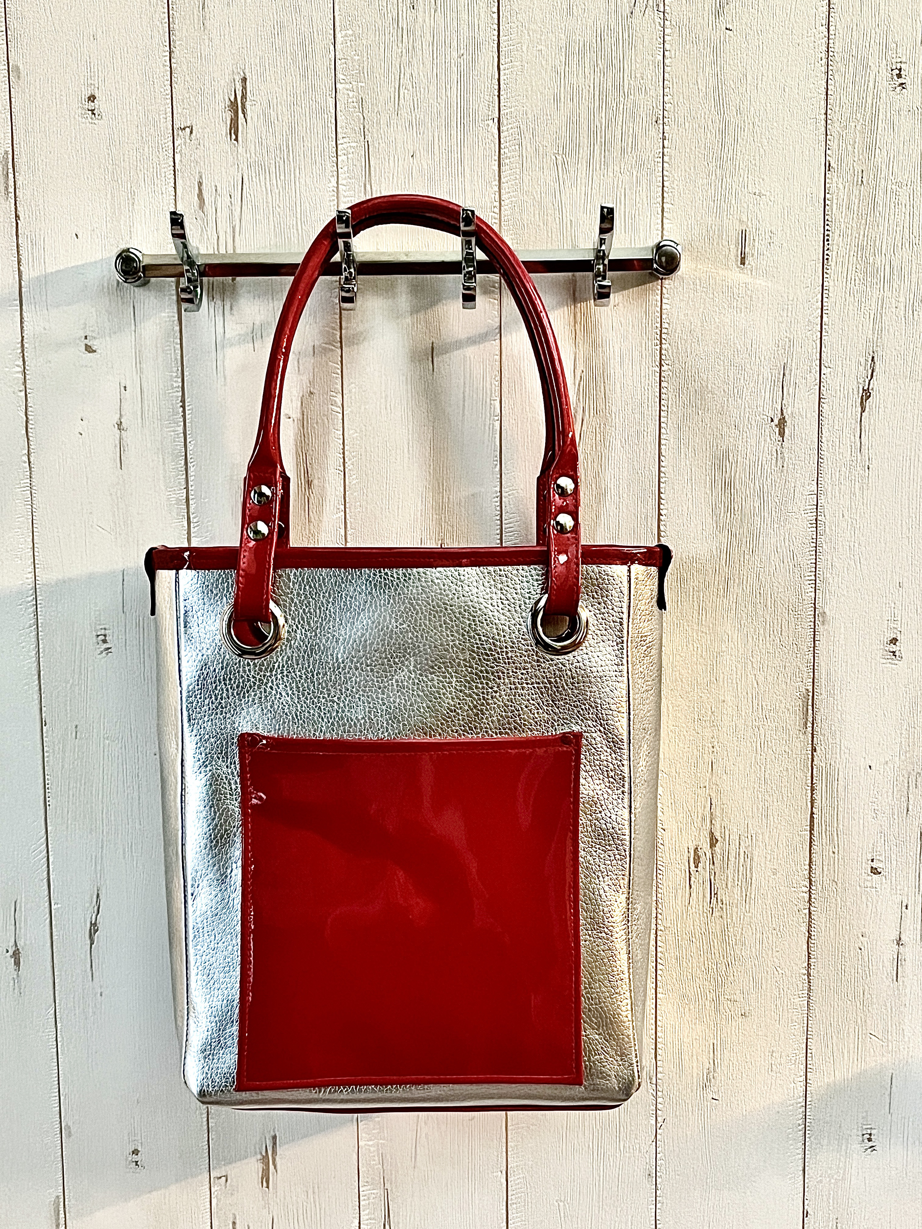 シルバーと赤の本革トートバッグ