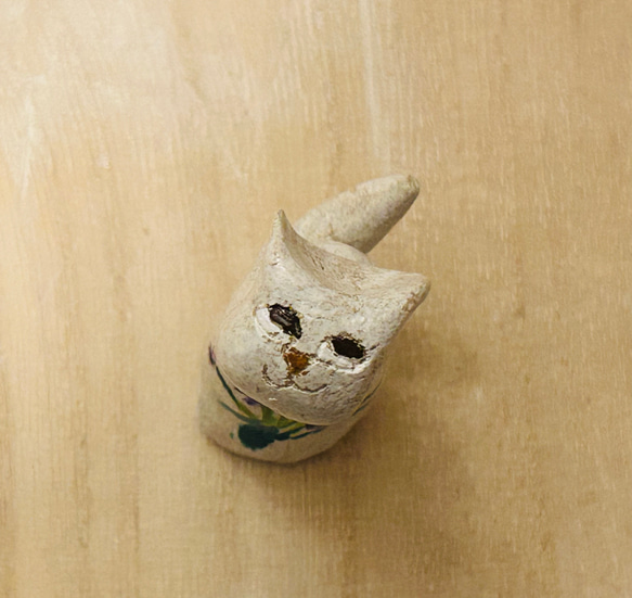 ハンドメイド　お花ねこ　きのこ　ミニチュア　作家 むっくりお口のスミレねこ」花言葉「謙虚」「誠実」「小さな幸せ」猫