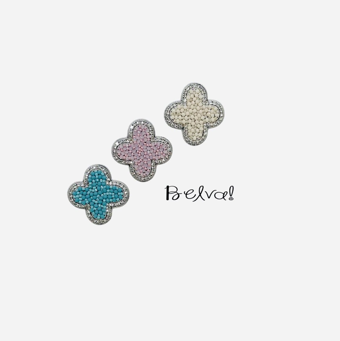 ビーズ刺繍のブローチ　-クロス風のお花-