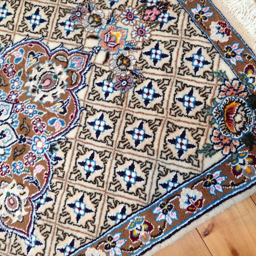 ペルシャ絨毯　ナイン　手作り ペルシャ絨毯玄関マットサイズ。ナイン産 赤