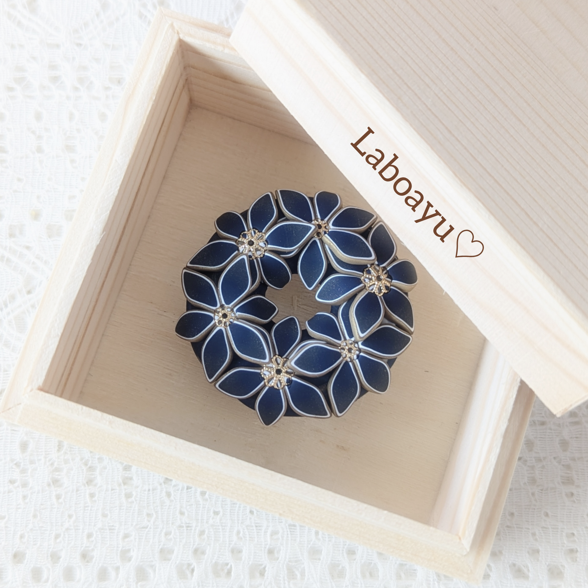 リース帯留め〈Bouquet・navyクリスタルflower・盛り〉