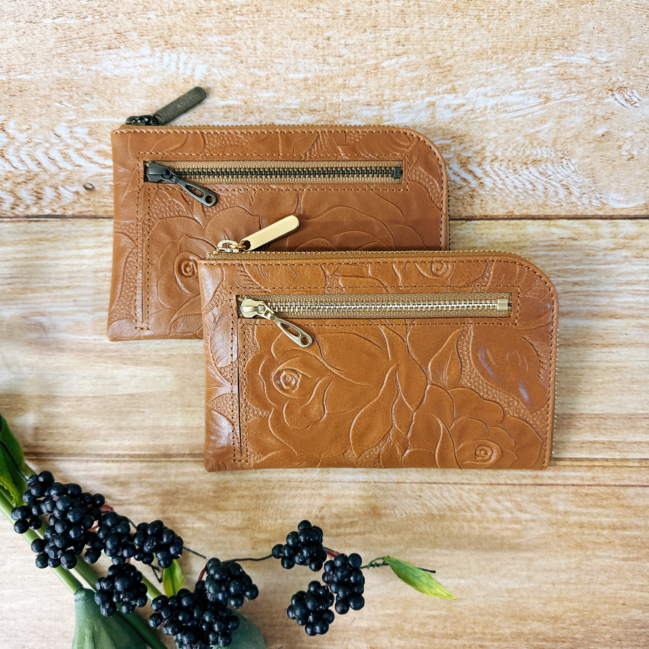 薄くて軽いコンパクトな財布 10枚カードポケット ヴィンテージ バラ型押し キャメル