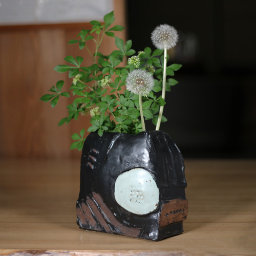 黒釉 模様入り角花瓶】kb107 和食器 陶芸 美濃焼 花入れ 花 器 壺 ミニ
