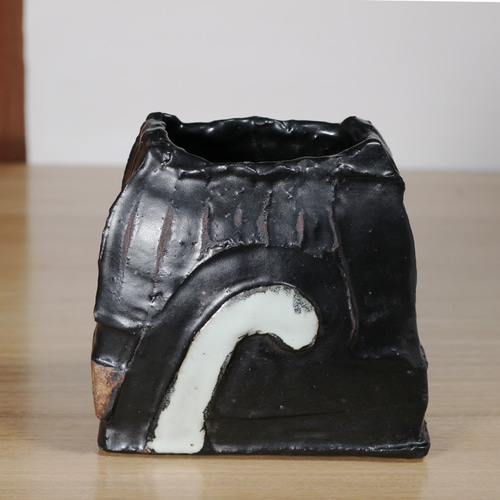 黒釉 模様入り角花瓶】kb107 和食器 陶芸 美濃焼 花入れ 花 器 壺 ミニ