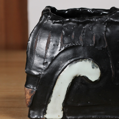 黒釉 模様入り角花瓶】kb107 和食器 陶芸 美濃焼 花入れ 花 器 壺 ミニ