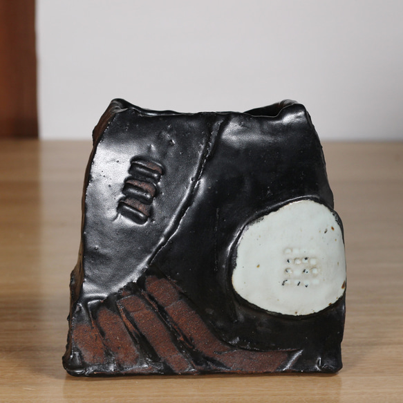 黒釉 模様入り角花瓶】kb107 和食器 陶芸 美濃焼 花入れ 花 器