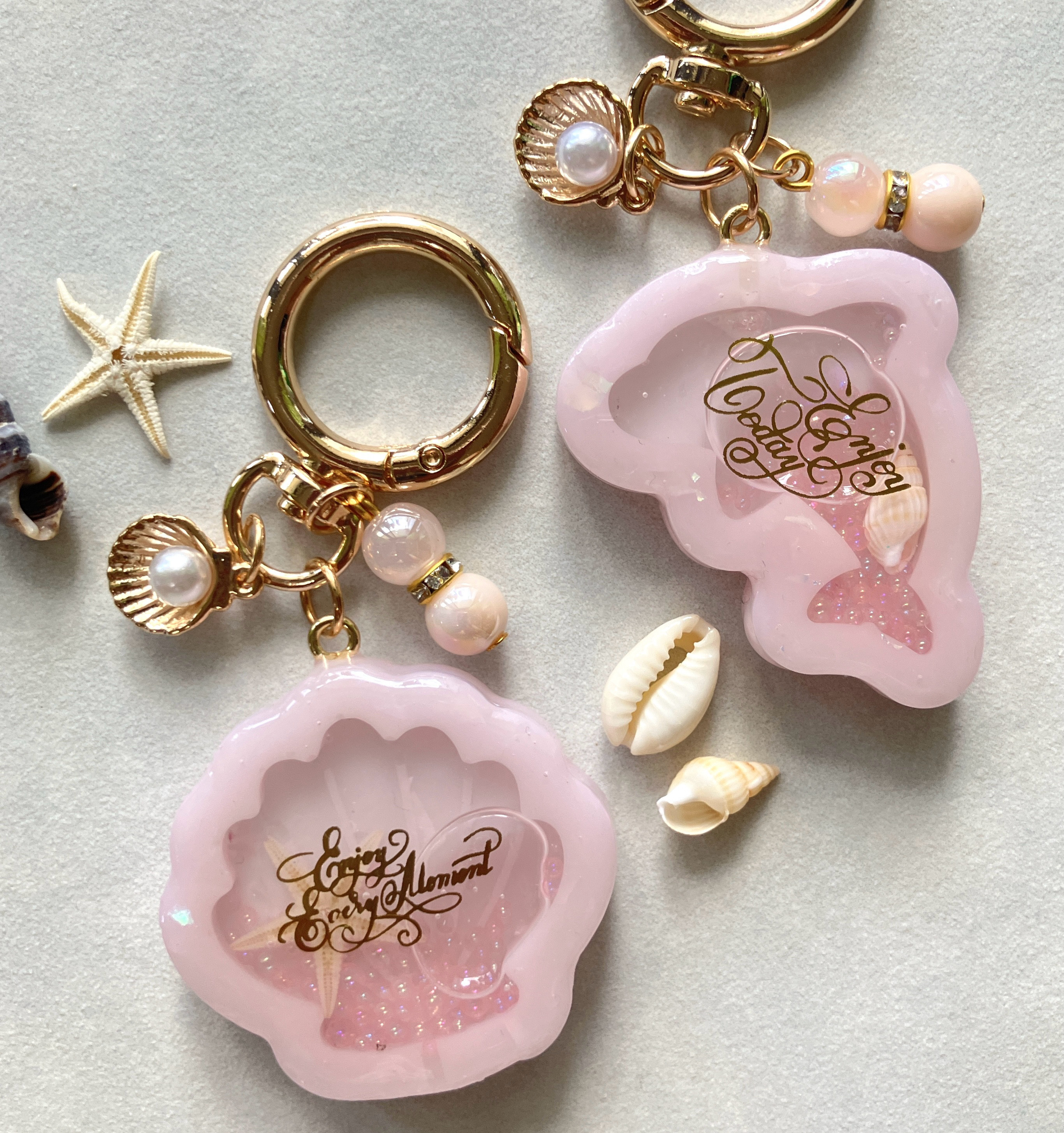 シェル　貝殻　ウーパールーパー&しろねこ　シャカシャカキーホルダー シェル　貝殻　ウーパールーパー&しろねこ　シャカシャカキーホルダー