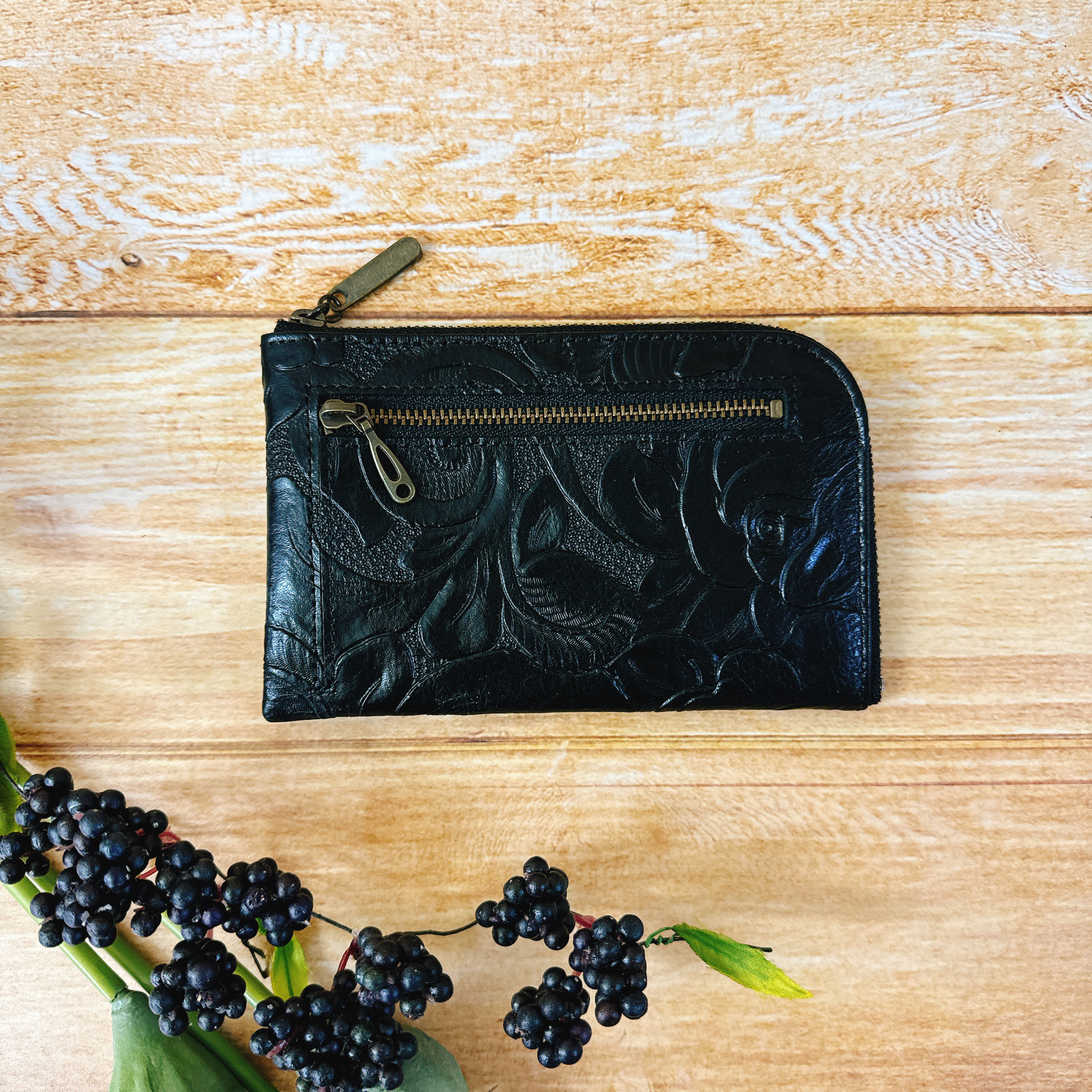 薄くて軽いコンパクトな財布 10枚カードポケット ヴィンテージ バラ型押し ブラック