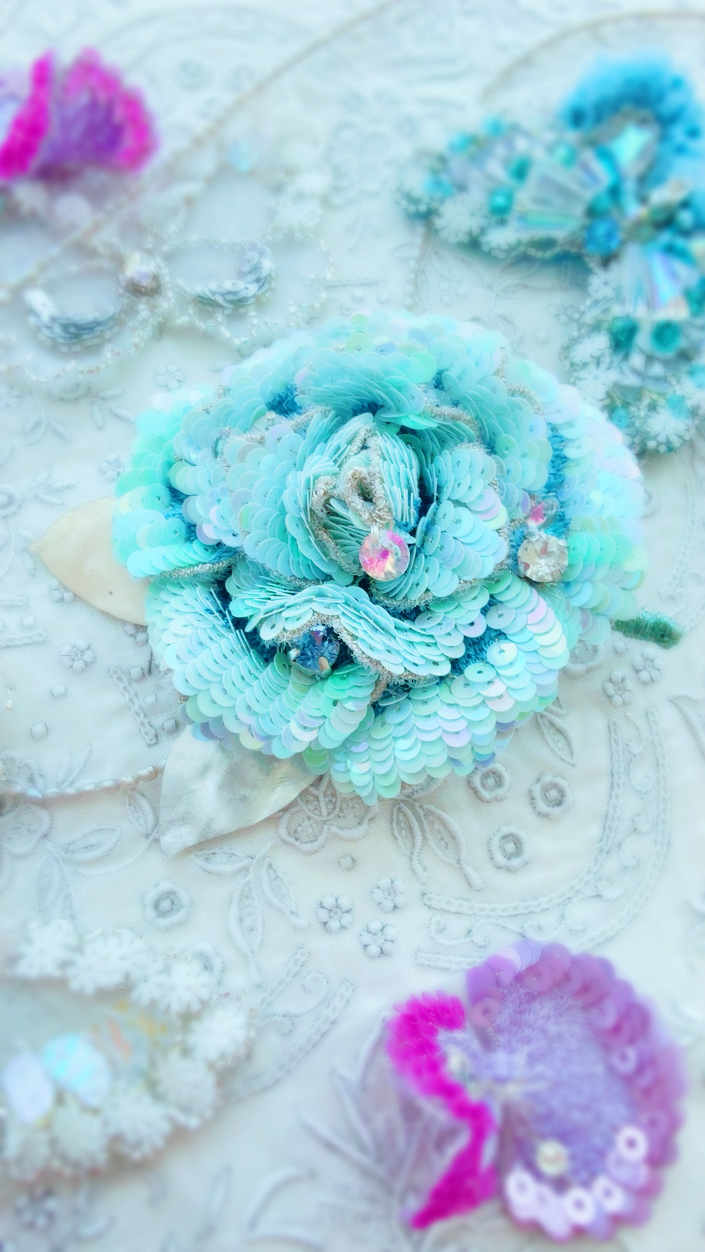 【（フランス）／（スパンコール）】青い夢のバラ　オートクチュール刺繍による薔薇コサージュ