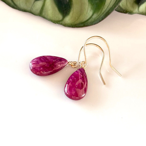 ちか☺︎ 1点作品☆ 希少石　宝石質ルビーピアス　イヤリングに変更可能☺︎ ☆SALE】宝石質ルビーのピアス(ペタルチェーン・Sサイズ