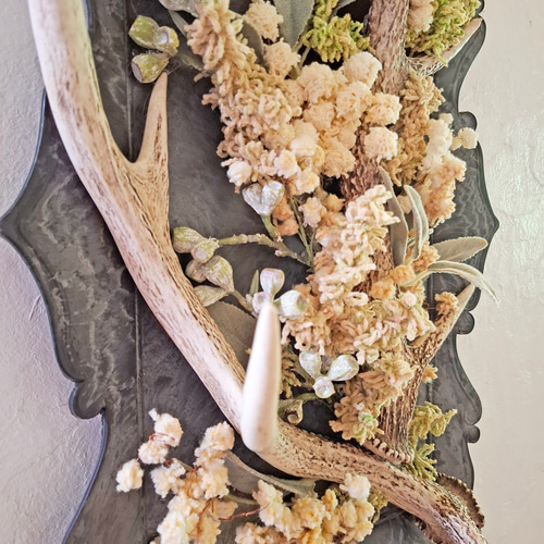 ☆匿名☆ 手作り鹿角彫刻パーツ使用【和うさぎ】　ボクの苺だもん 鹿角彫刻「つかまった猫」根付 | deer bone 