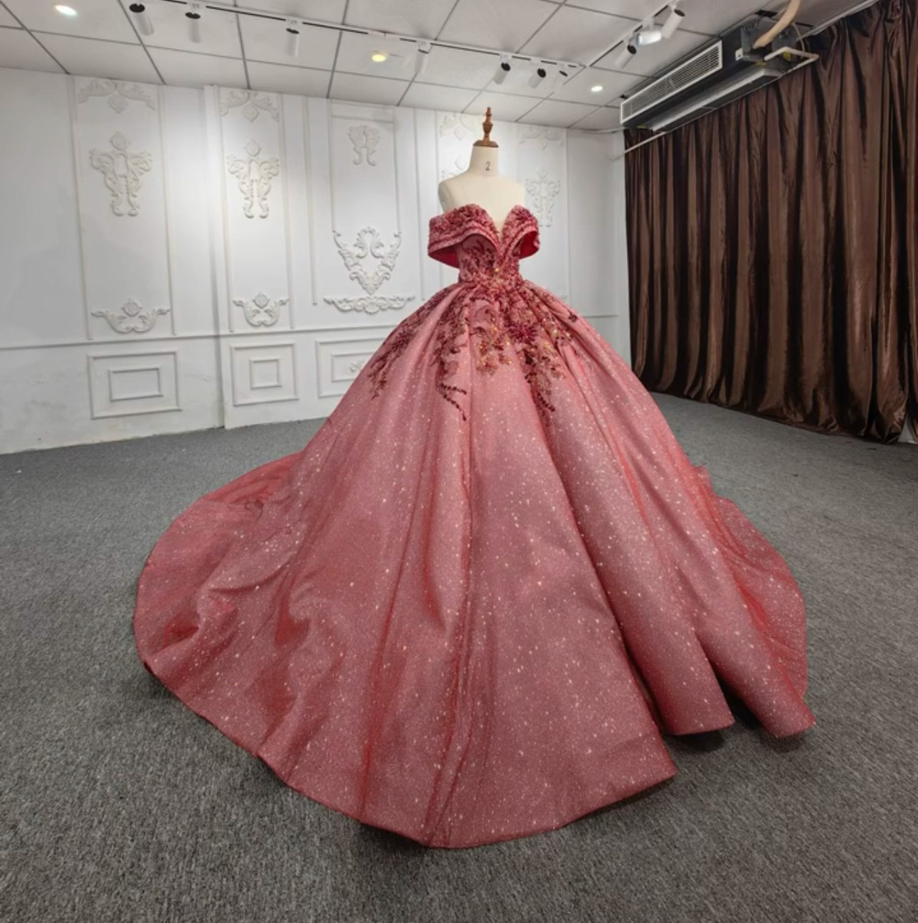 素材感を際立つオフショルダー二の腕カバー　ワインレッド　華やかな　キラキラドレス　音楽会コンテスト成人式卒業式　胸フリル