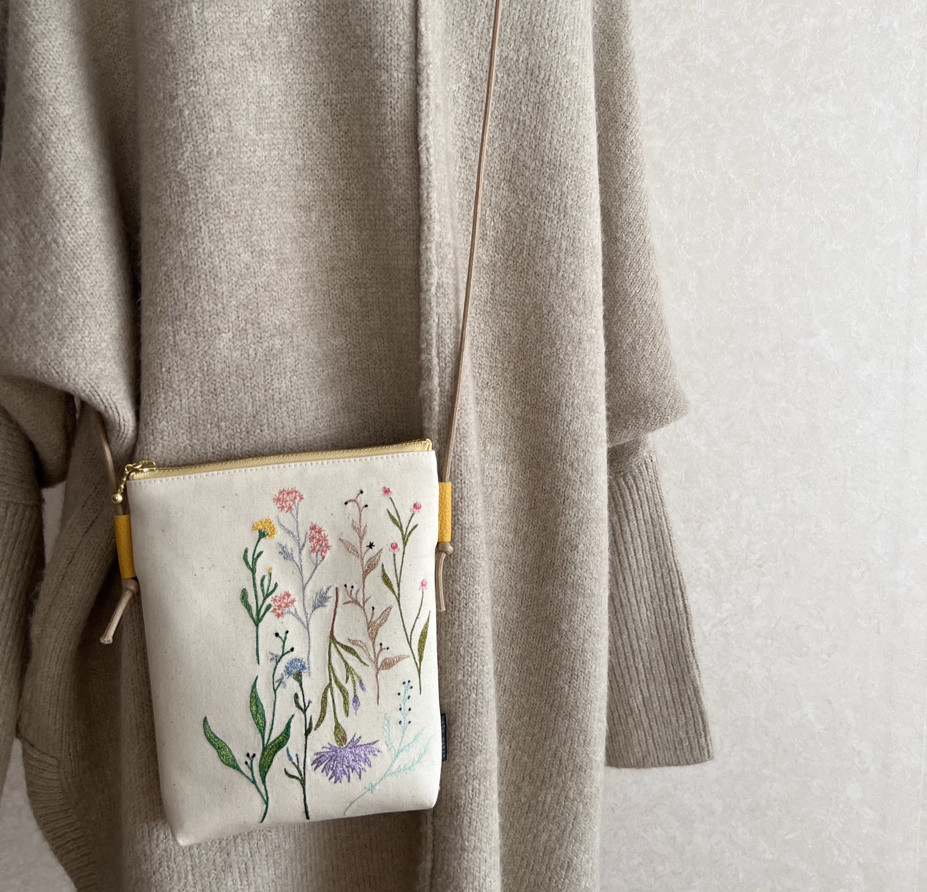 植物図鑑‎ܾ ܾ 刺繍スマホショルダー③