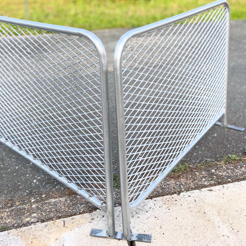 愛犬の脱走防止に！！自立式 アメリカンフェンス風バリケード 800×600