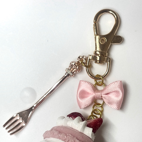 ピンクマカロン＊いちご乗せ リボン キーホルダー フェイクスイーツ