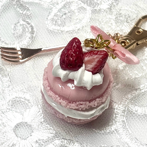ピンクマカロン＊いちご乗せ リボン キーホルダー フェイクスイーツ