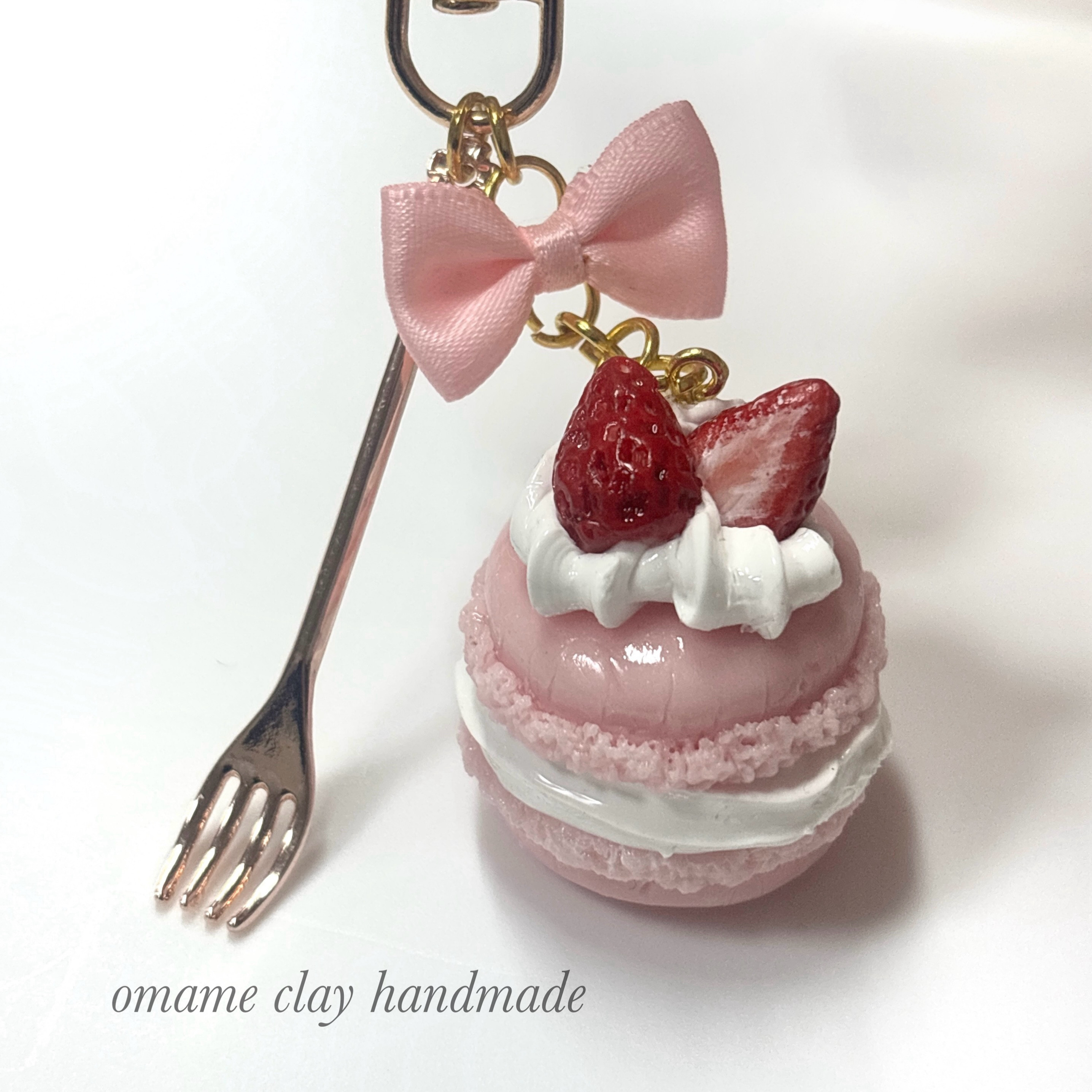 いちごのマカロン　フェイクスイーツ　キーホルダー　ハンドメイド