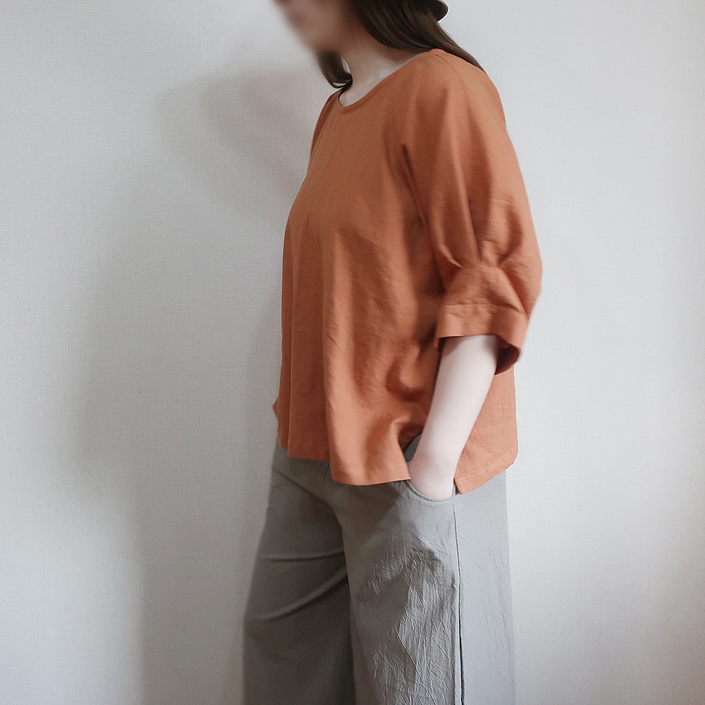 旅行や法事にも　大人のパフスリーブ　２サイズ　五分袖タックブラウス（ハーフリネン／全17色）